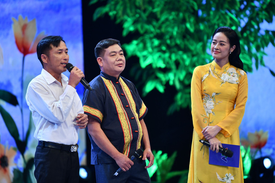 Thầy Bùi Văn Anh (áo trắng), Trường Mầm non Hạ Trung (huyện Bá Thước, Thanh Hoá). Thầy Bùi Văn Anh (áo trắng), Trường Mầm non Hạ Trung (huyện Bá Thước, Thanh Hoá).