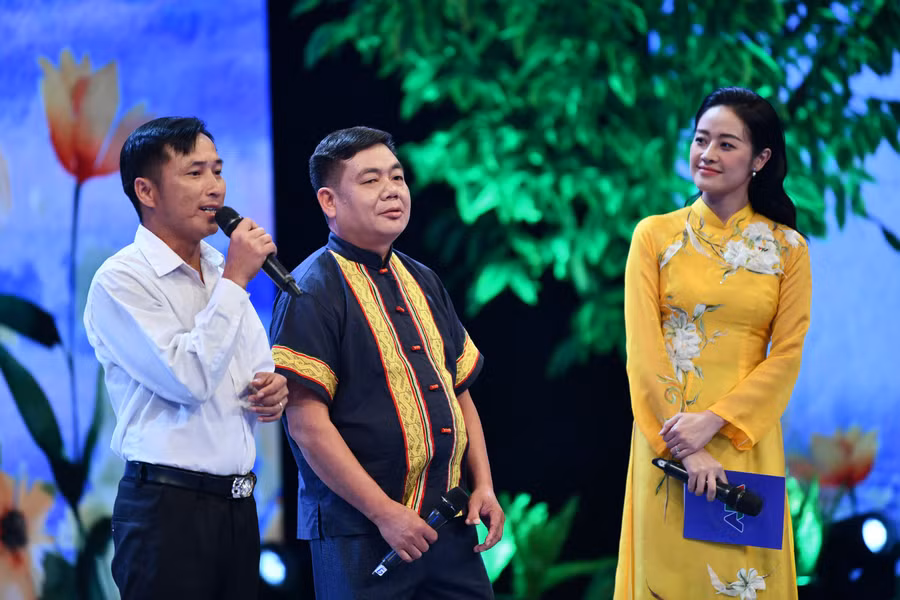 Thầy Bùi Văn Anh (áo trắng), Trường Mầm non Hạ Trung (huyện Bá Thước, Thanh Hoá).