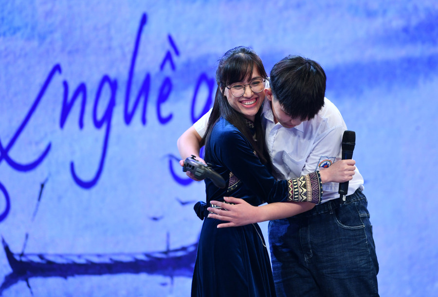 Cô Đỗ Thị Hương Trà và học trò - em Hoàng Hải Sơn. Cô Đỗ Thị Hương Trà và học trò - em Hoàng Hải Sơn.