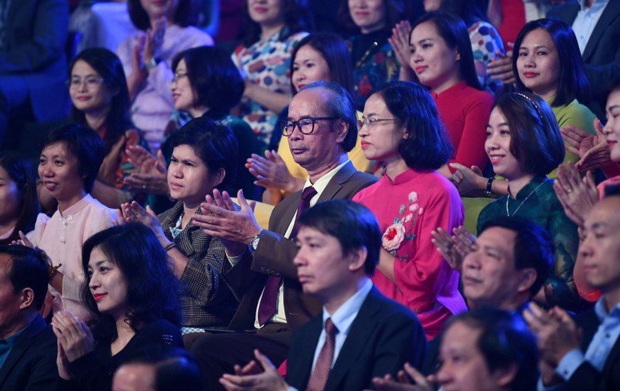 Chương trình có sự hiện diện của 200 thầy cô giáo tiêu biểu đại diện cho 1,2 triệu giáo viên, cán bộ quản lý giáo dục trong cả nước. Chương trình có sự hiện diện của 200 thầy cô giáo tiêu biểu đại diện cho 1,2 triệu giáo viên, cán bộ quản lý giáo dục trong cả nước.