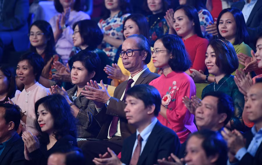 Chương trình có sự hiện diện của 200 thầy cô giáo tiêu biểu đại diện cho 1,2 triệu giáo viên, cán bộ quản lý giáo dục trong cả nước.