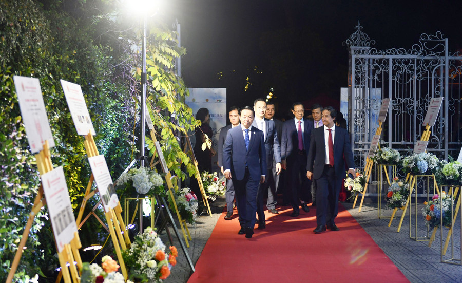 Phó Thủ tướng Chính phủ Trần Hồng Hà, Bộ trưởng Bộ GD&ĐT Nguyễn Kim Sơn và các đại biểu đến dự chương trình Thay lời tri ân 2023. Phó Thủ tướng Chính phủ Trần Hồng Hà, Bộ trưởng Bộ GD&ĐT Nguyễn Kim Sơn và các đại biểu đến dự chương trình Thay lời tri ân 2023.