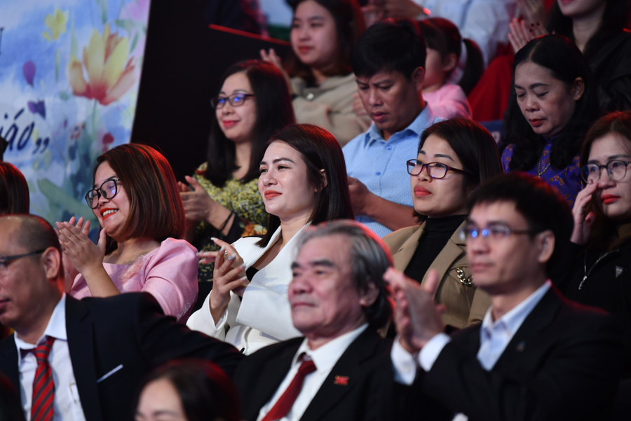 Chương trình có sự hiện diện của 200 thầy cô giáo tiêu biểu đại diện cho 1,2 triệu giáo viên, cán bộ quản lý giáo dục trong cả nước. Chương trình có sự hiện diện của 200 thầy cô giáo tiêu biểu đại diện cho 1,2 triệu giáo viên, cán bộ quản lý giáo dục trong cả nước.