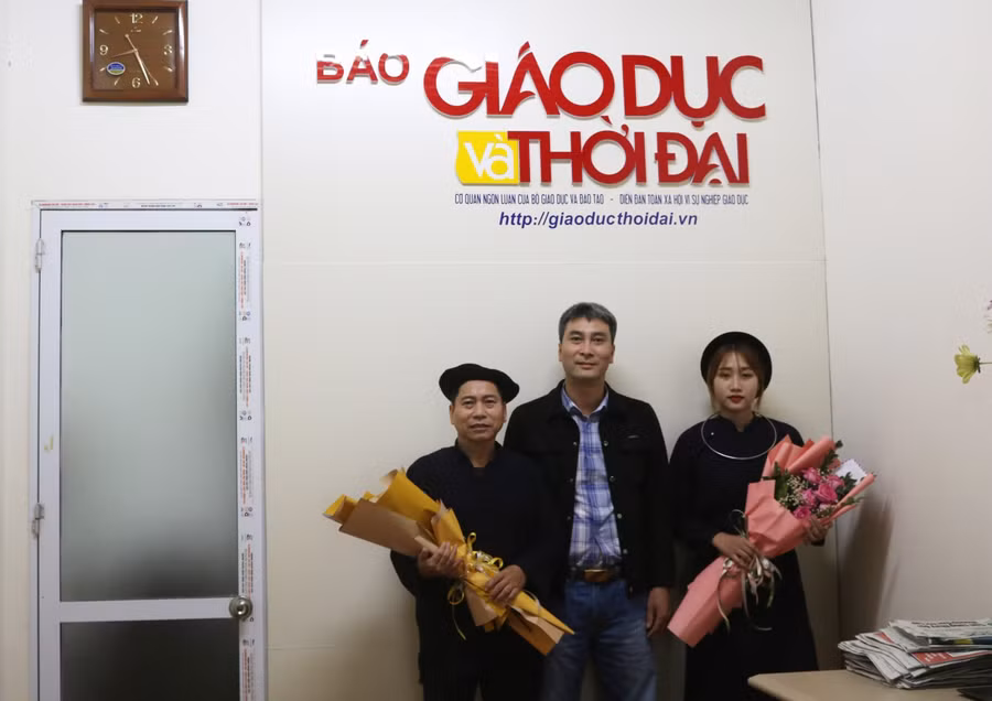 Nhà báo Ngô Tiến Nha, Phó phụ trách Văn phòng thường trú Báo GD&amp;TĐ khu vực Việt Bắc tặng hoa cảm ơn khách mời.