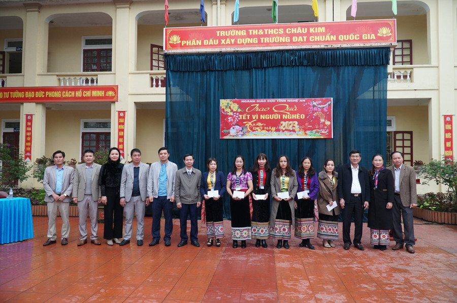 Lãnh đạo Sở GD&ĐT Nghệ An tặng quà tết giáo viên khó khăn xã Châu Kim, huyện Quế Phong. Lãnh đạo Sở GD&ĐT Nghệ An tặng quà tết giáo viên khó khăn xã Châu Kim, huyện Quế Phong.