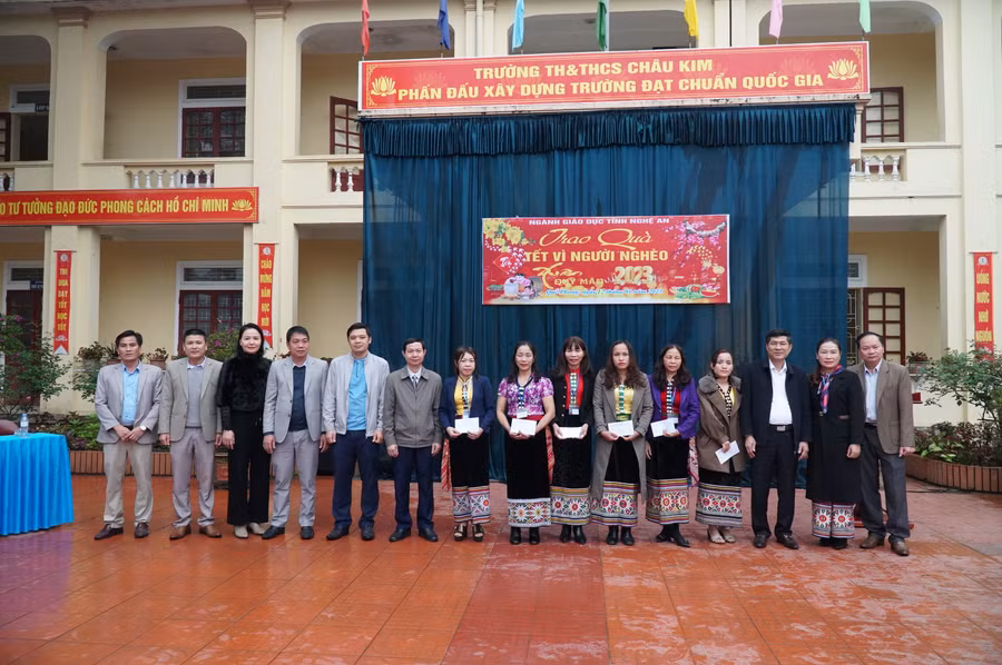 Lãnh đạo Sở GD&amp;ĐT Nghệ An tặng quà tết giáo viên khó khăn xã Châu Kim, huyện Quế Phong.