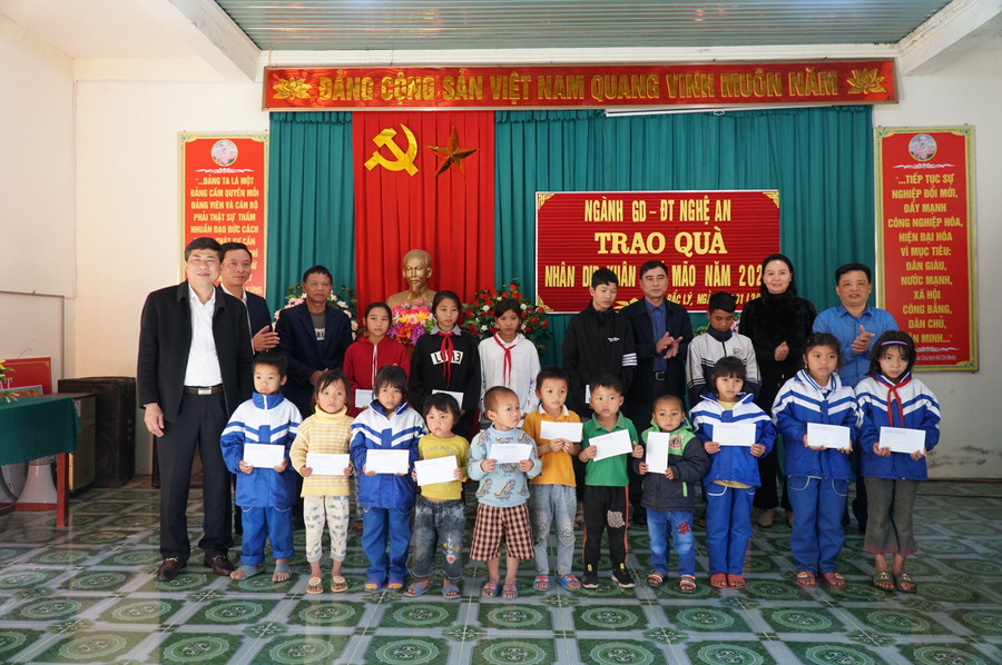 Đoàn công tác trao quà tết cho học sinh xã Bắc Lý, huyện Kỳ Sơn, Nghệ An. Đây là xã biên giới với học sinh là con em đồng bào dân tộc Thái, Khơ Mú... Đoàn công tác trao quà tết cho học sinh xã Bắc Lý, huyện Kỳ Sơn, Nghệ An. Đây là xã biên giới với học sinh là con em đồng bào dân tộc Thái, Khơ Mú...