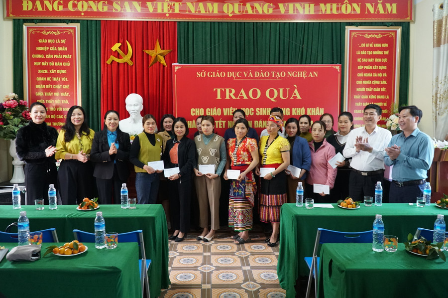 Trao quà cho giáo viên huyện Tương Dương, Nghệ An. Đây là huyện rộng lớn nhất tỉnh với nhiều xã vùng sâu, vùng xa, biên giới, nơi sinh sống của hầu hết bà con dân tộc thiểu số. Trao quà cho giáo viên huyện Tương Dương, Nghệ An. Đây là huyện rộng lớn nhất tỉnh với nhiều xã vùng sâu, vùng xa, biên giới, nơi sinh sống của hầu hết bà con dân tộc thiểu số.