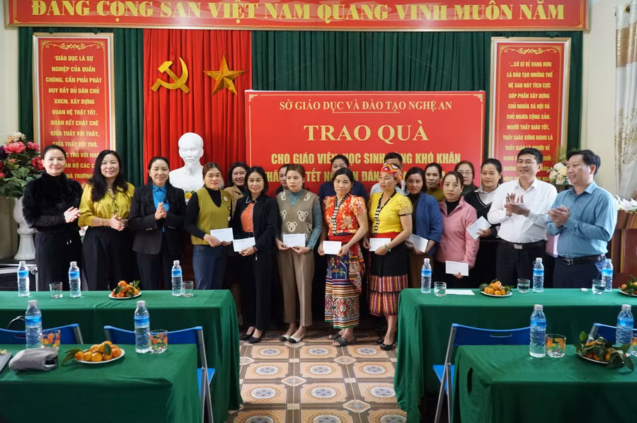 Trao quà cho giáo viên huyện Tương Dương, Nghệ An. Đây là huyện rộng lớn nhất tỉnh với nhiều xã vùng sâu, vùng xa, biên giới, nơi sinh sống của hầu hết bà con dân tộc thiểu số.