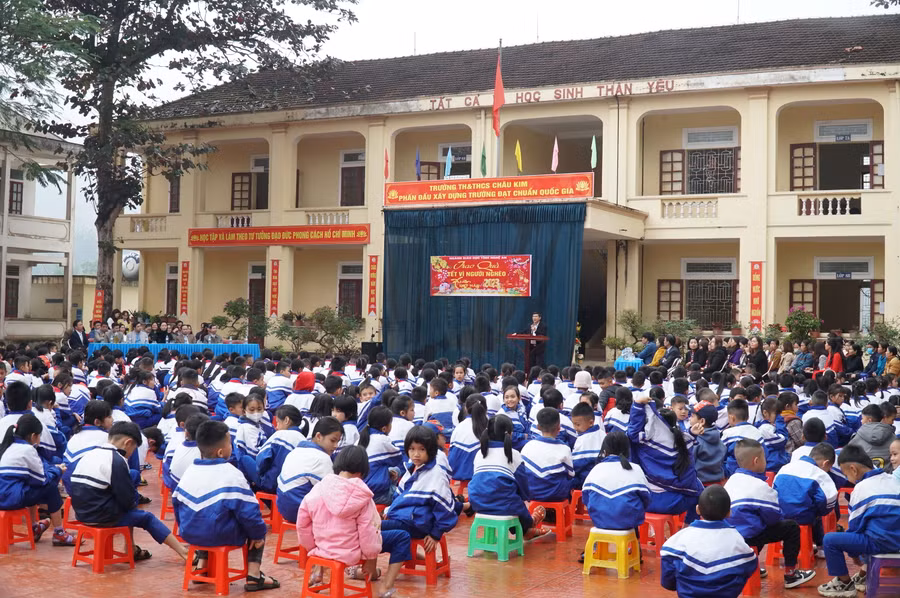 Chương trình trao quà tết của ngành giáo dục và đào tạo Nghệ An tại Trường Tiểu học và THCS Châu Kim, huyện Quế Phong.