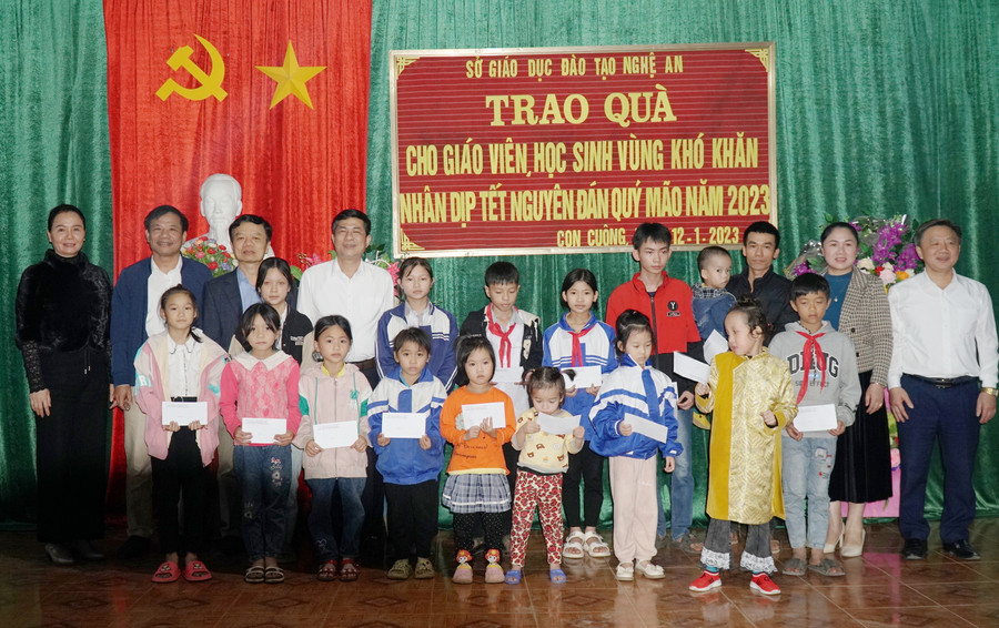 Đoàn công tác Sở GD&ĐT trao quà cho học sinh huyện vùng cao Con Cuông, Nghệ An. Đoàn công tác Sở GD&ĐT trao quà cho học sinh huyện vùng cao Con Cuông, Nghệ An.
