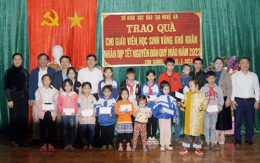 Đoàn công tác Sở GD&amp;ĐT trao quà cho học sinh huyện vùng cao Con Cuông, Nghệ An.