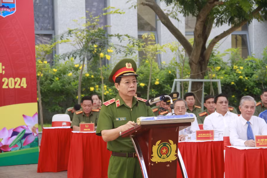 Thiếu tướng Trần Đức Tài, Phó Giám đốc Công an Thành phố chủ trì lễ ra quân. (Ảnh: Công an TPHCM)