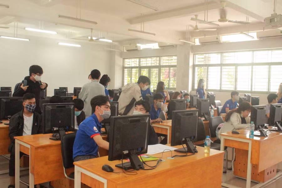 Sinh viên tình nguyện trường ĐH Sư phạm Kỹ thuật TP Hồ Chí Minh hỗ trợ các tân sinh viên