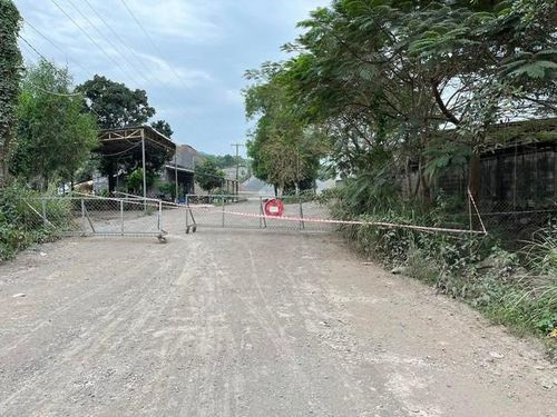 Lực lượng Công an bắt quả tang hoạt động khai thác đất trái phép tại mỏ đá Soklu1. (Ảnh: H.P) Lực lượng Công an bắt quả tang hoạt động khai thác đất trái phép tại mỏ đá Soklu1. (Ảnh: H.P)