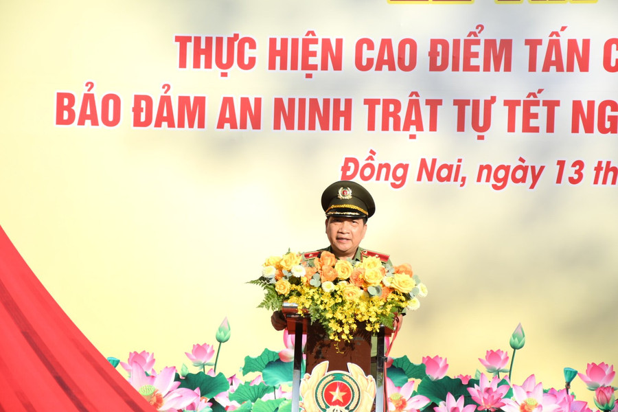 Giám đốc Công an tỉnh Đồng Nai - Nguyễn Sỹ Quang phát lệnh ra quân. (Ảnh: Hoàng Phúc) Giám đốc Công an tỉnh Đồng Nai - Nguyễn Sỹ Quang phát lệnh ra quân. (Ảnh: Hoàng Phúc)