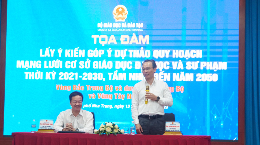 Thứ trưởng Hoàng Minh Sơn (phải) chủ trì tọa đàm tại Trường Đại học Nha Trang. Ảnh: Mạnh Tùng