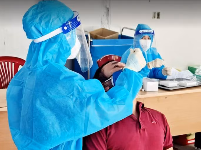 Lấy mẫu xét nghiệm để tầm soát F0 ngoài cộng đồng