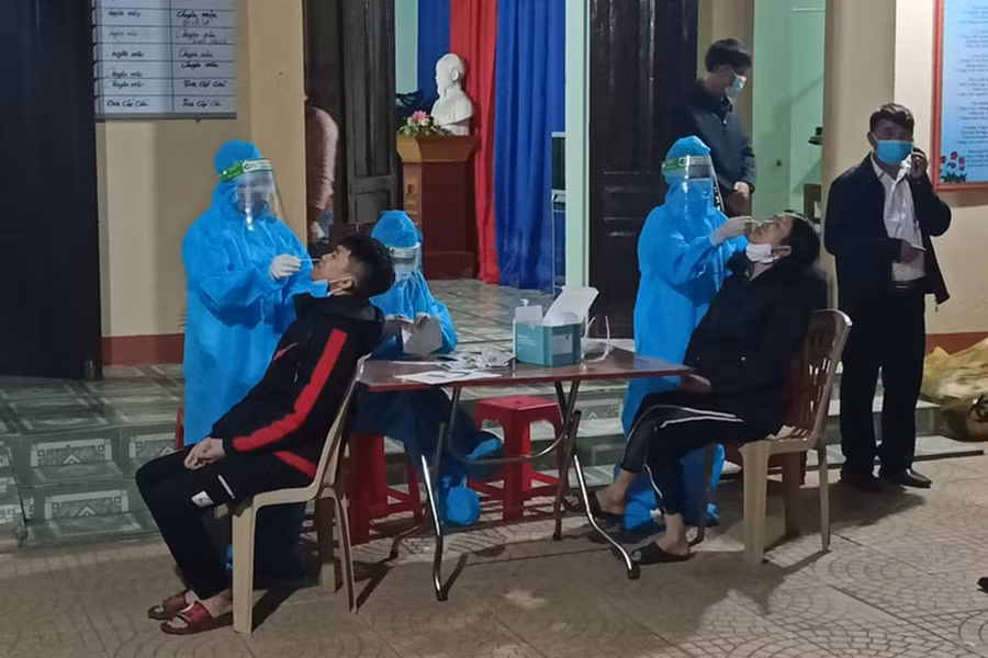 Cán bộ y tế huyện Tân Kỳ lấy mẫu xét nghiệm Covid-19 trong đêm