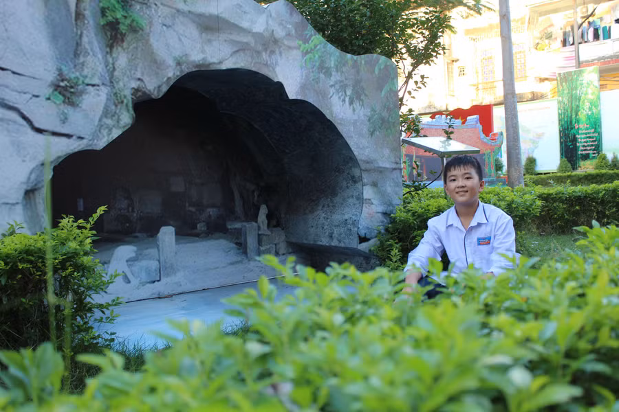 HS Trần Hữu Phước (lớp 6B, Trường THCS Trần Mai Ninh) cảm thấy thích thúbên thắng cảnh động Hồ Công.