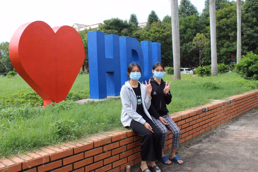 Hai chị em thường dạo chơi trong khuôn viên của trường thư giãn sau giờ học căng thẳng.