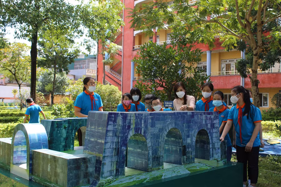 Mô hình di sản thế giới Thành Nhà Hồ được dựng lên đầy sống động.