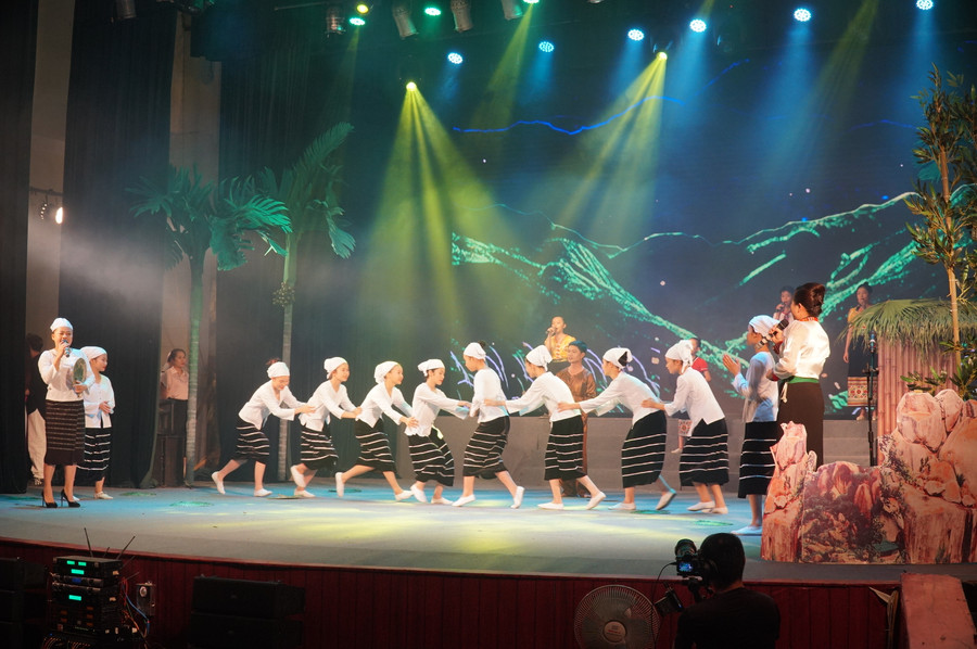 Hoạt cảnh với điệu múa truyền thống "Đu đu điềng điềng" đặc trưng của đồng bào dân tộc Thổ tại Nghệ An. Ảnh: Hồ Lài.