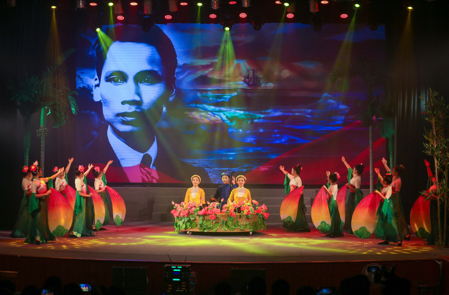 &quot;Con đường Bác đi&quot; của TP Vinh là một trong những tiết mục xuất sắc được công diễn tại Bế mạc hội thi Hát dân ca trong trường học tỉnh Nghệ An lần thứ V. Ảnh: Hồ Lài.