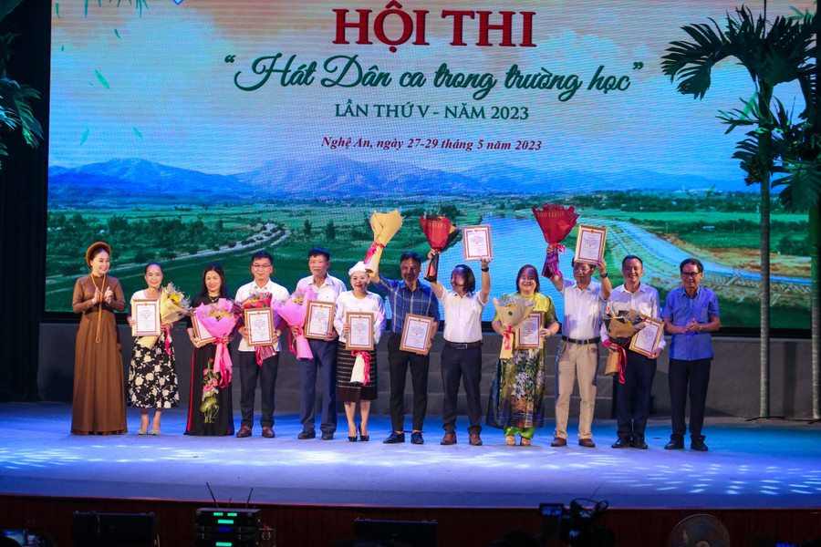 Ban tổ chức trao 10 giải A cho các tiết mục xuất sắc nhất tại hội thi. Ảnh: Hồ Lài.