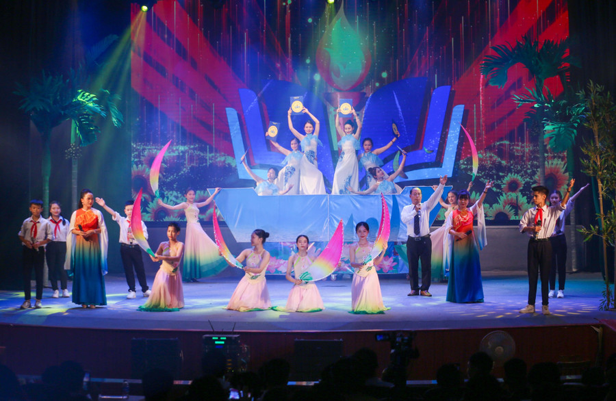 Tiết mục Lời Bác sáng lòng ta của huyện Nam Đàn là 1 trong 10 tiết mục đạt giải A tại hội thi. Ảnh: Hồ Lài.