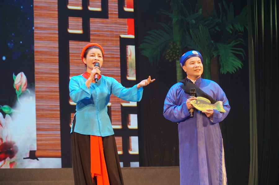 Tiết mục "Cá gỗ đi thi" của huyện Yên Thành tái hiện lại cảnh sĩ tử lên kinh ứng thí với lời dặn dò giữ gìn những phẩm chất của người Nghệ. Ảnh: Hồ Lài.