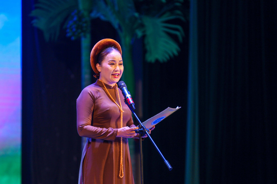 NSND Trịnh Thị Hồng Lựu - Trưởng ban giám khảo ghi nhận những thay đổi ngoạn mục, sáng tạo của các đơn vị tham gia hội thi hát dân ca trong trường học tỉnh Nghệ An năm 2023. Ảnh: Hồ Lài.