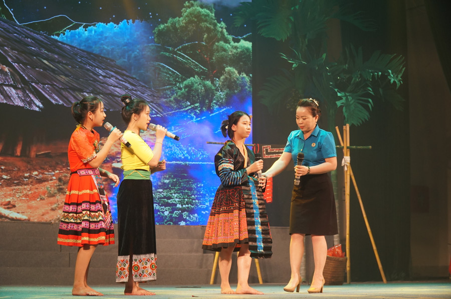 Tiết mục &quot;Nỗi niềm lá diêu bông&quot; của đơn vị huyện Tương Dương nói về tình trạng tảo hôn, hôn nhân cận huyết trong học sinh các trường vùng cao Nghệ An. Ảnh: Hồ Lài.