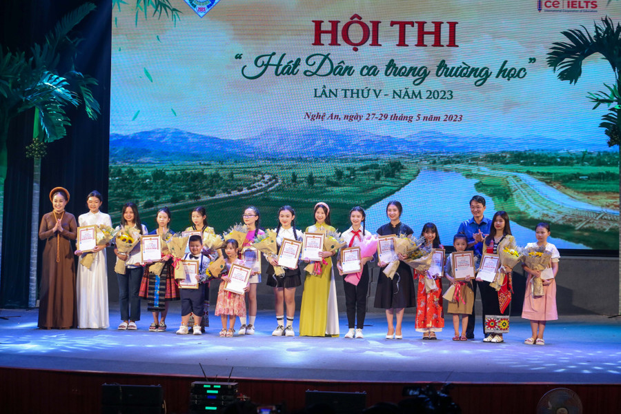 Ban tổ chức trao giải triển vọng cho 15 học sinh thể hiện xuất sắc tại Hội thi hát dân ca trong trường học tỉnh Nghệ An. Ảnh: Hồ Lài.