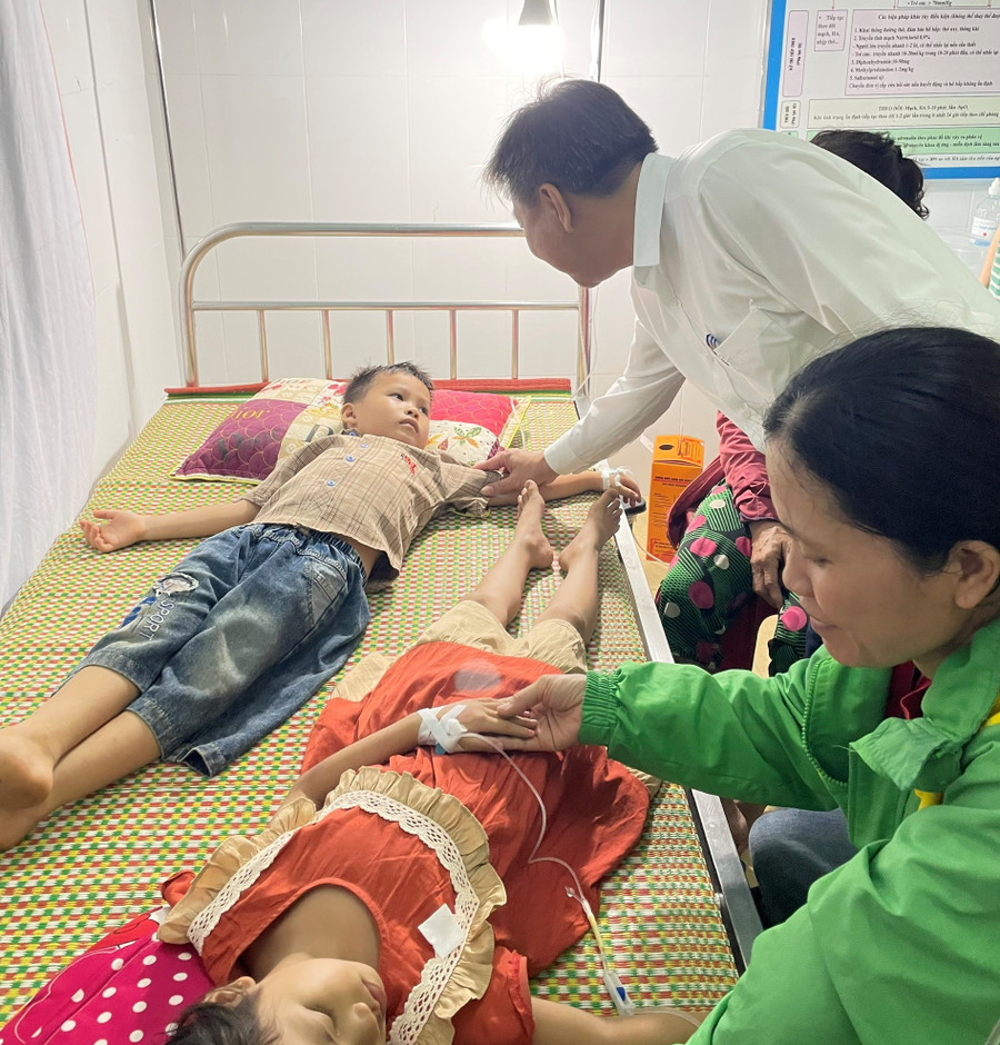 Đại diện Sở GD&ĐT Nghệ An thăm hỏi, động viên trẻ và phụ huynh tại Bệnh viện Đa khoa huyện Đô Lương tối 9/5. Ảnh: NVCC. Đại diện Sở GD&ĐT Nghệ An thăm hỏi, động viên trẻ và phụ huynh tại Bệnh viện Đa khoa huyện Đô Lương tối 9/5. Ảnh: NVCC.