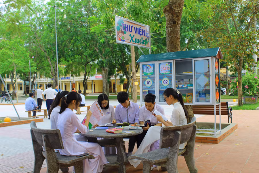 Thư viện được bố trí ngay dưới những tán cây xanh mát, tạo không gian thoải mái cho học sinh.