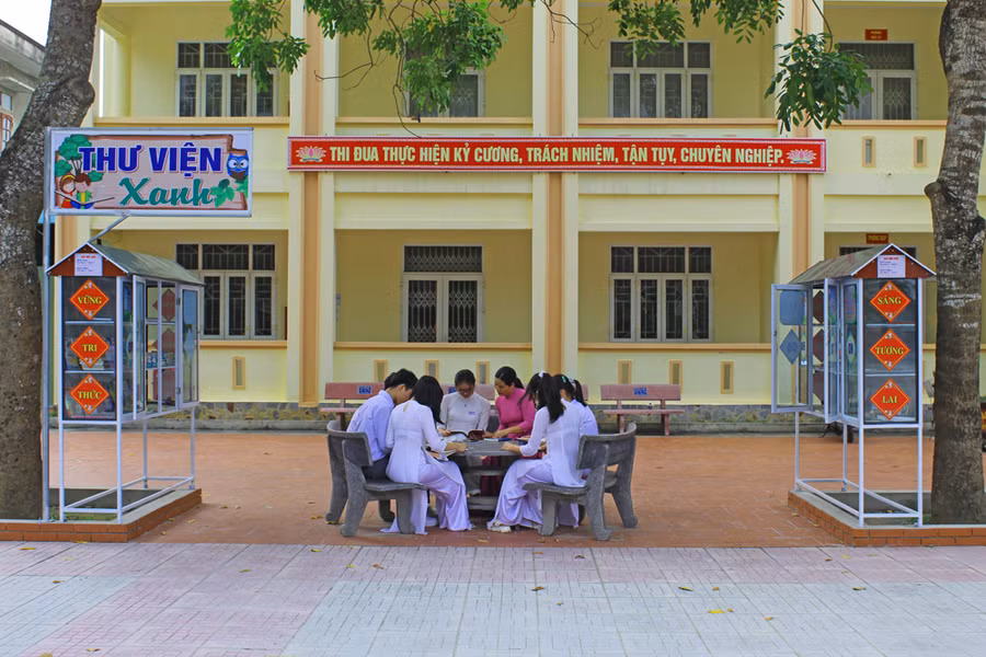 Dưới tán cây mát mẻ, từng tốp học sinh thoải mái trau dồi thêm tri thức. Kể từ khi Trường THPT Triệu Sơn 3 xây dựng mô hình “Thư viện xanh”, nơi đây đã trở thành địa điểm hút học sinh sau mỗi giờ học.