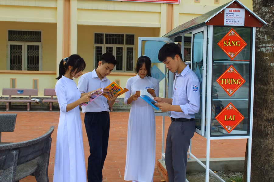 Toàn bộ sách được bảo quản trong tủ kín và có mái che tránh sách, báo bị hư hỏng.