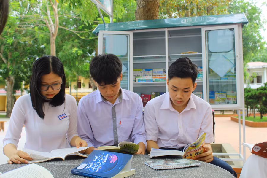 Từ khi xây dựng mô hình thư viện này, học sinh nhà trường rất thích thú và thường xuyên ghé để đọc sách.