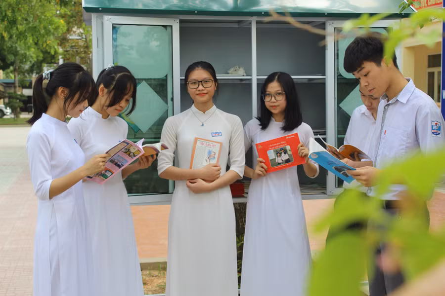 Tủ đựng báo và tạp chí giúp học trò giải tỏa căng thẳng sau mỗi giờ học tập trên lớp.