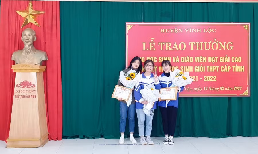 Em Phạm Thị Uyên (bìa phải) học sinh lớp 12A, Trường THPT Tống Duy Tân (Vĩnh Lộc, Thanh Hóa) đoạt giải Nhì cấp tỉnh môn thi Lịch sử.
