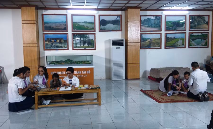 Học sinh tham gia học ngoại khóa để tìm hiểu lịch sử Di sản văn hóa thế giới Thành Nhà Hồ, ở huyện Vĩnh Lộc, tỉnh Thanh Hóa.