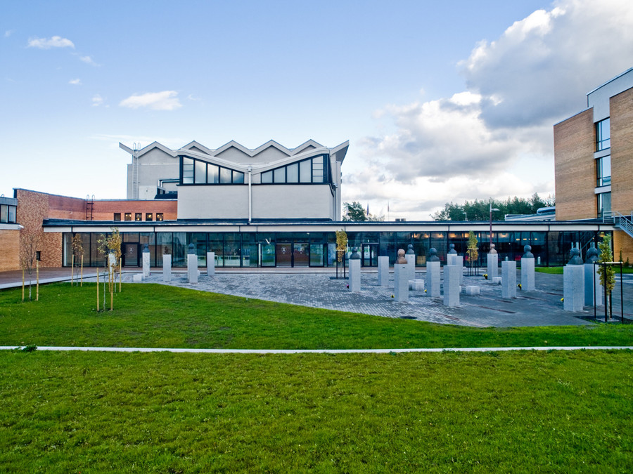 Trường Tal Techin Estonia là nơi cung cấp nhiều chương trình thân thiện với môi trường như Kỹ thuật và Quản lý Môi trường hoặc Vật liệu &amp; Quy trình cho Năng lượng Bền vững.