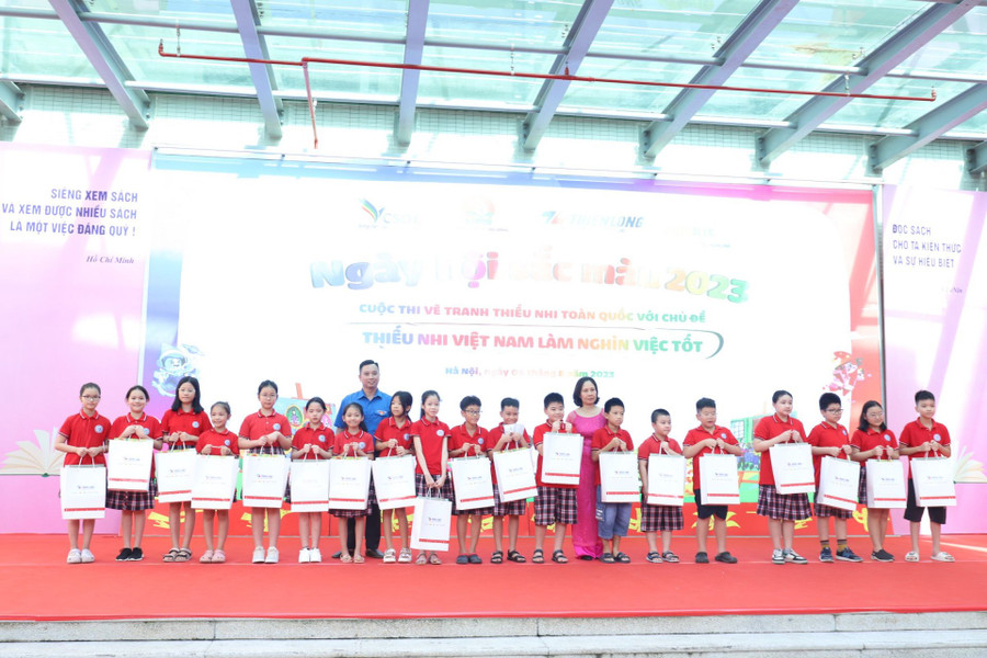 Ban Tổ chức tặng quà cho những học sinh có thành tích học tập tốt trong năm học vừa qua. Ban Tổ chức tặng quà cho những học sinh có thành tích học tập tốt trong năm học vừa qua.