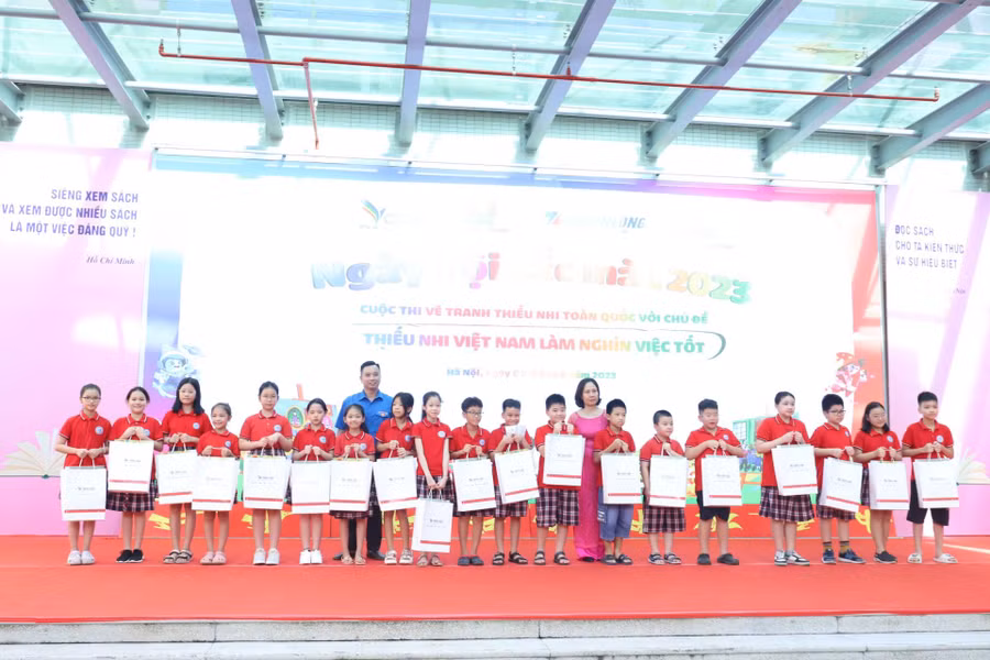 Ban Tổ chức tặng quà cho những học sinh có thành tích học tập tốt trong năm học vừa qua.