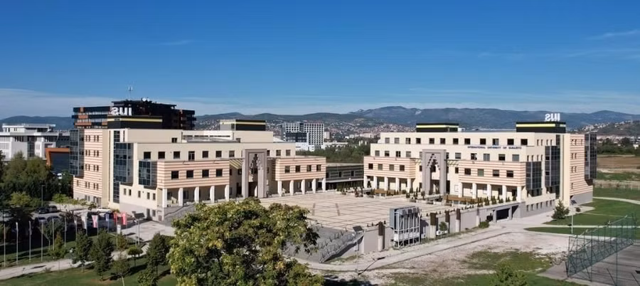 Đại học Quốc tế Sarajevo cung cấp nhiều chương trình đa dạng từ Cử nhân đến Tiến sĩ. Đại học Quốc tế Sarajevo cung cấp nhiều chương trình đa dạng từ Cử nhân đến Tiến sĩ.