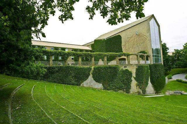 Đại học Aarhus được thành lập năm 1928 tại thành phố Aarhus. Hiện nay với số sinh viên 41.000 (năm 2012), Đại học Aarhus là đại học lớn nhất Đan Mạch.