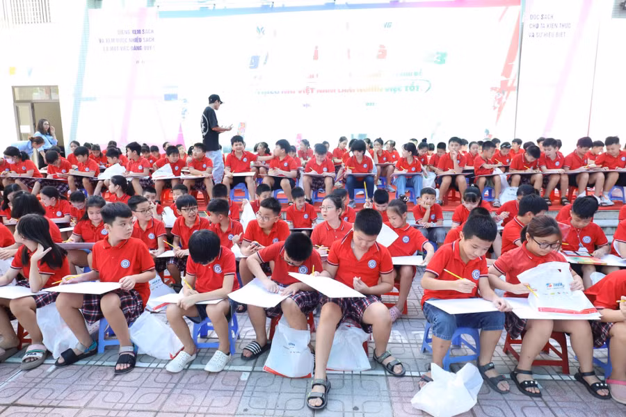 Tại trường Tiểu học Thành Công B, gần 500 bạn thiếu nhi đã tham gia sôi nổi, vui tươi cùng những hoạt động ý nghĩa, thiết thực trong không gian ngập tràn sắc màu của sự kiện.