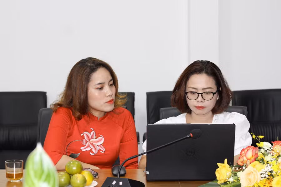 Cô Nguyễn Thanh Ngọc (bên trái) trả lời câu hỏi của độc giả Báo GD&amp;TĐ tại điểm cầu Hà Nội