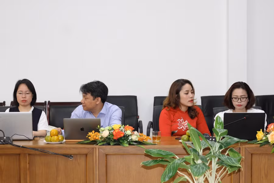 Các khách mời giao lưu trực tuyến tại điểm cầu Hà Nội